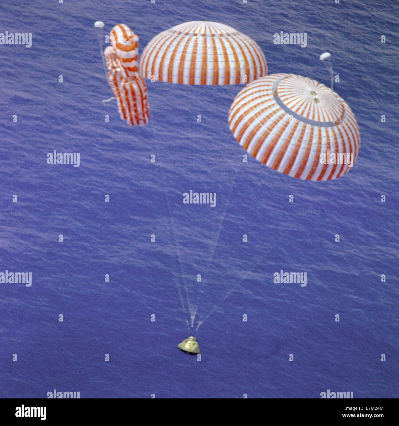Apollo 15, modulo di comando, Endeavour, Spllashdown, Oceano Pacifico centrale, missione di atterraggio lunare, fallimento del paracadute, touchdown sicuro, 7 agosto 1971 Foto Stock Apollo 15, modulo di comando, Endeavour, Spllashdown, Oceano Pacifico centrale, missione di atterraggio lunare, fallimento del paracadute, touchdown sicuro, 7 agosto 1971 Foto Stock