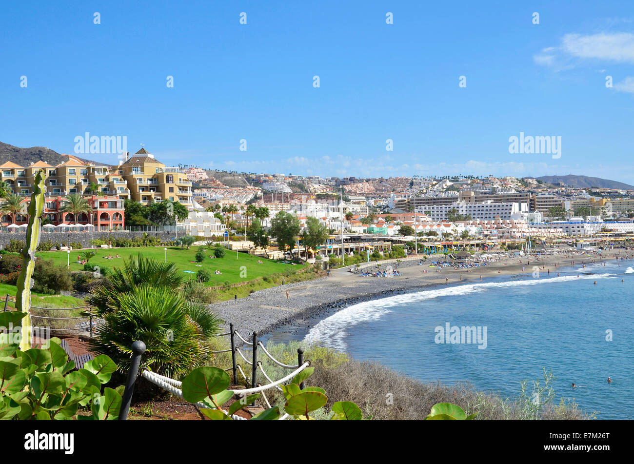 Guardando verso Torviscas da Fanabe sulla Costa Adeje a Tenerife, Isole Canarie Foto Stock