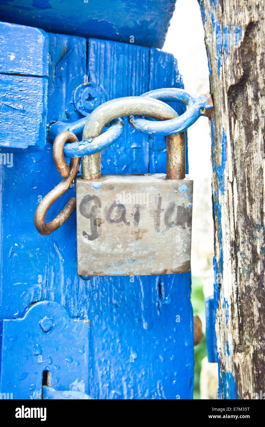 Lucchetto su un blue gate con giardino scritto su di esso, in tedesco Foto Stock