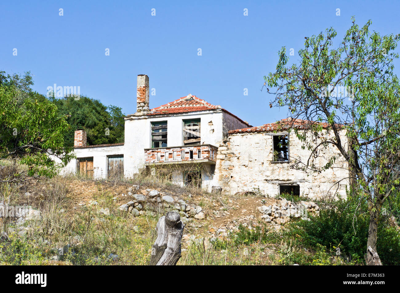 Un derelitti hillside house in Grecia Foto Stock