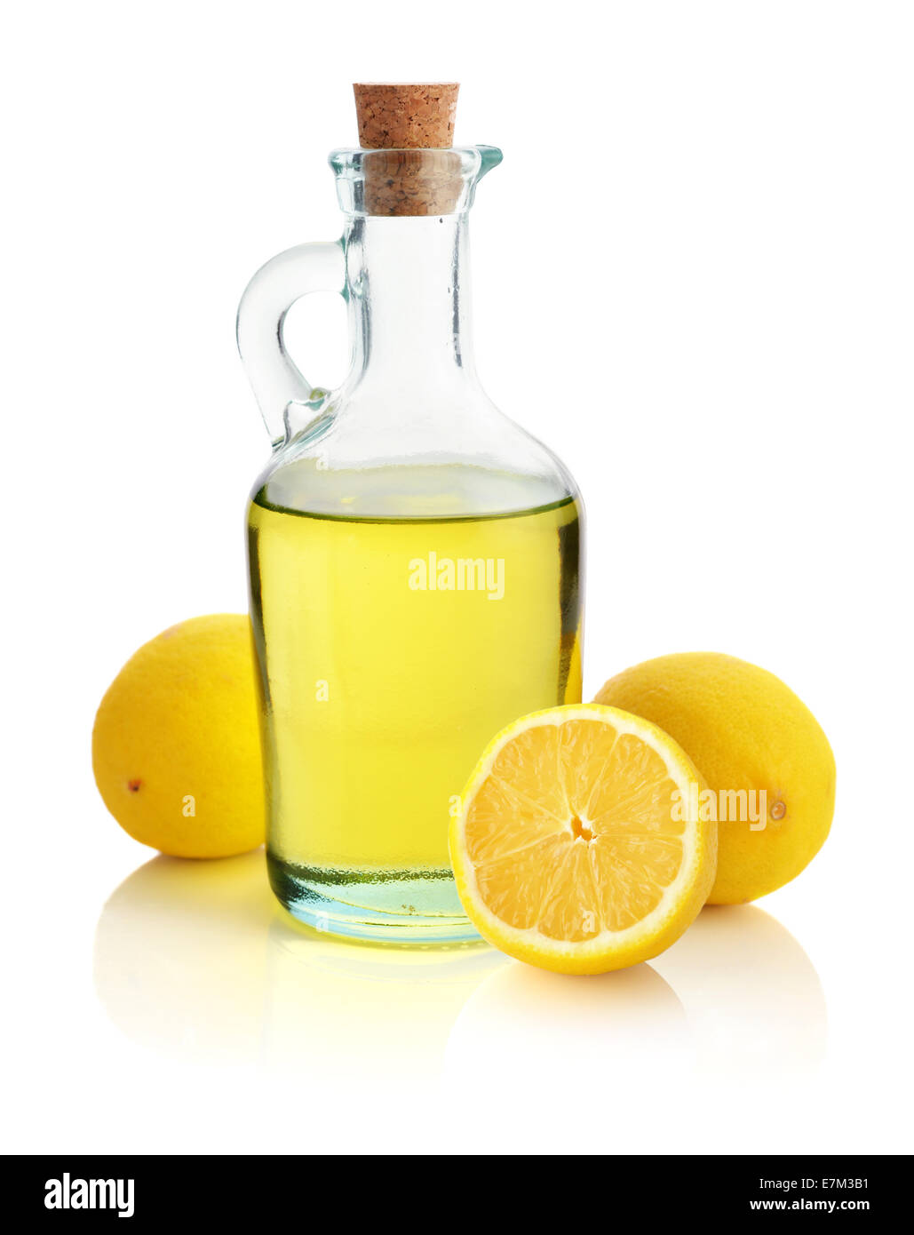 Olio di limone in una bottiglia di vetro con limone fresco isolato su bianco Foto Stock