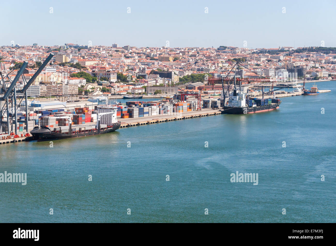 Navi container sul terminale di carico del porto di Lisbona sul fiume Tago Foto Stock