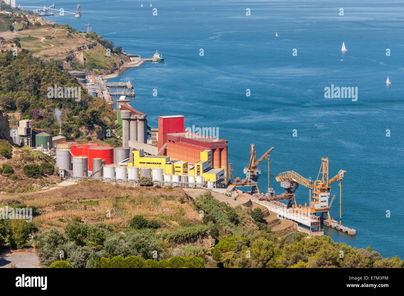 Vista aerea della zona industriale con silos di stoccaggio Foto Stock