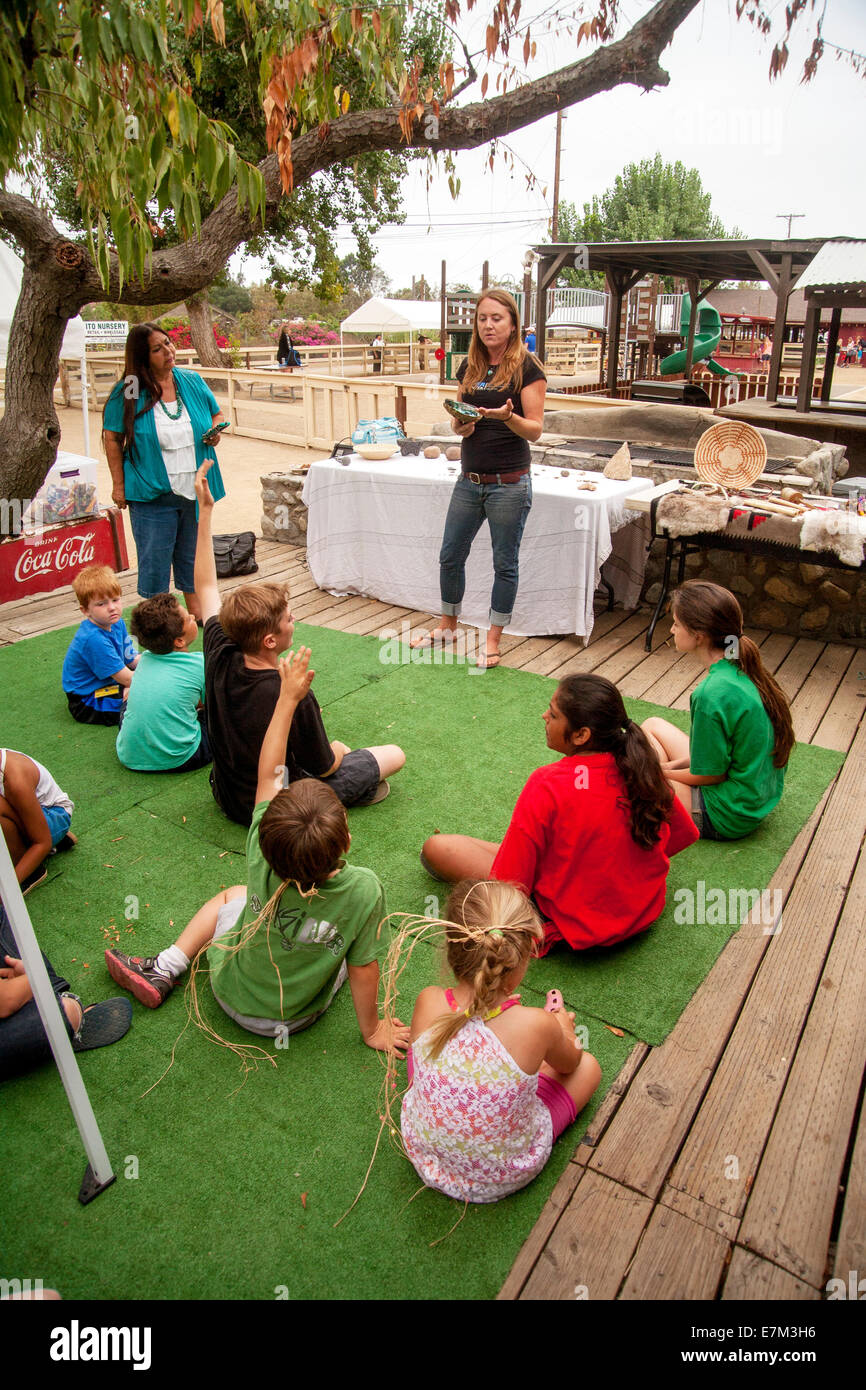 Un museo di antropologia curatore mostra artefatti culturali fatte di shell come ella lezioni ad un gruppo di giovani sul Juaneno tribù indiana in San Juan Capistrano, CA. Foto Stock