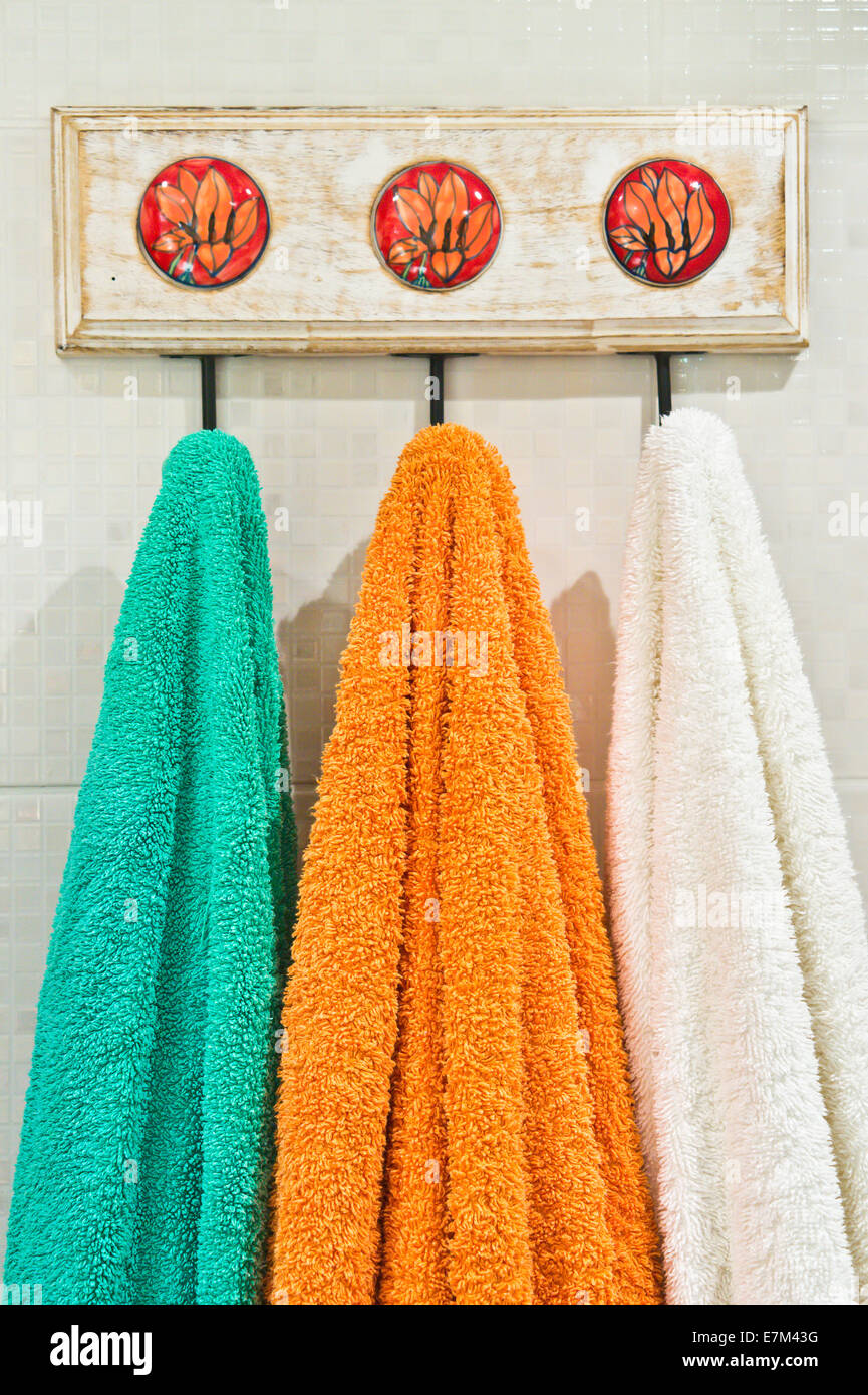 Asciugamani colorati appesi a ganci in una stanza da bagno Foto stock -  Alamy