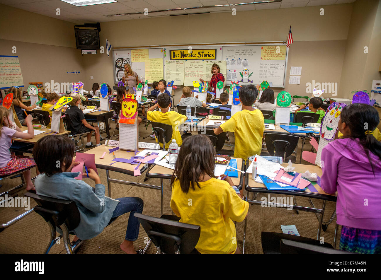 A seguito di una scrittura di assegnazione di 'la nostra serie Monster", multirazziale gli studenti della scuola elementare a Irvine, CA, creare divertenti monster maschere come saggio temi. Foto Stock