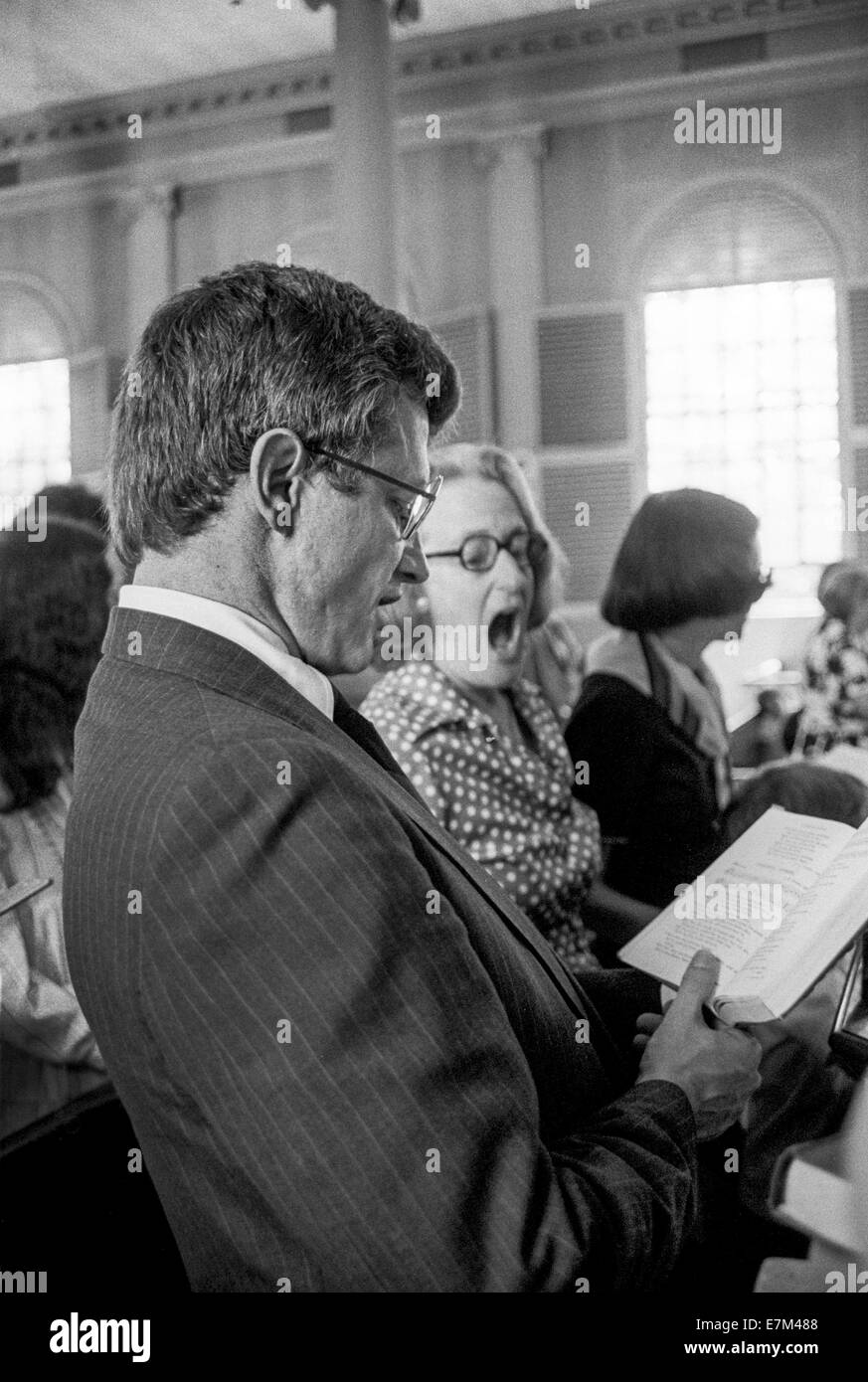I parrocchiani della parrocchia di cantare un inno di domenica in una storica chiesa battista a Cambridge, MA. Foto Stock