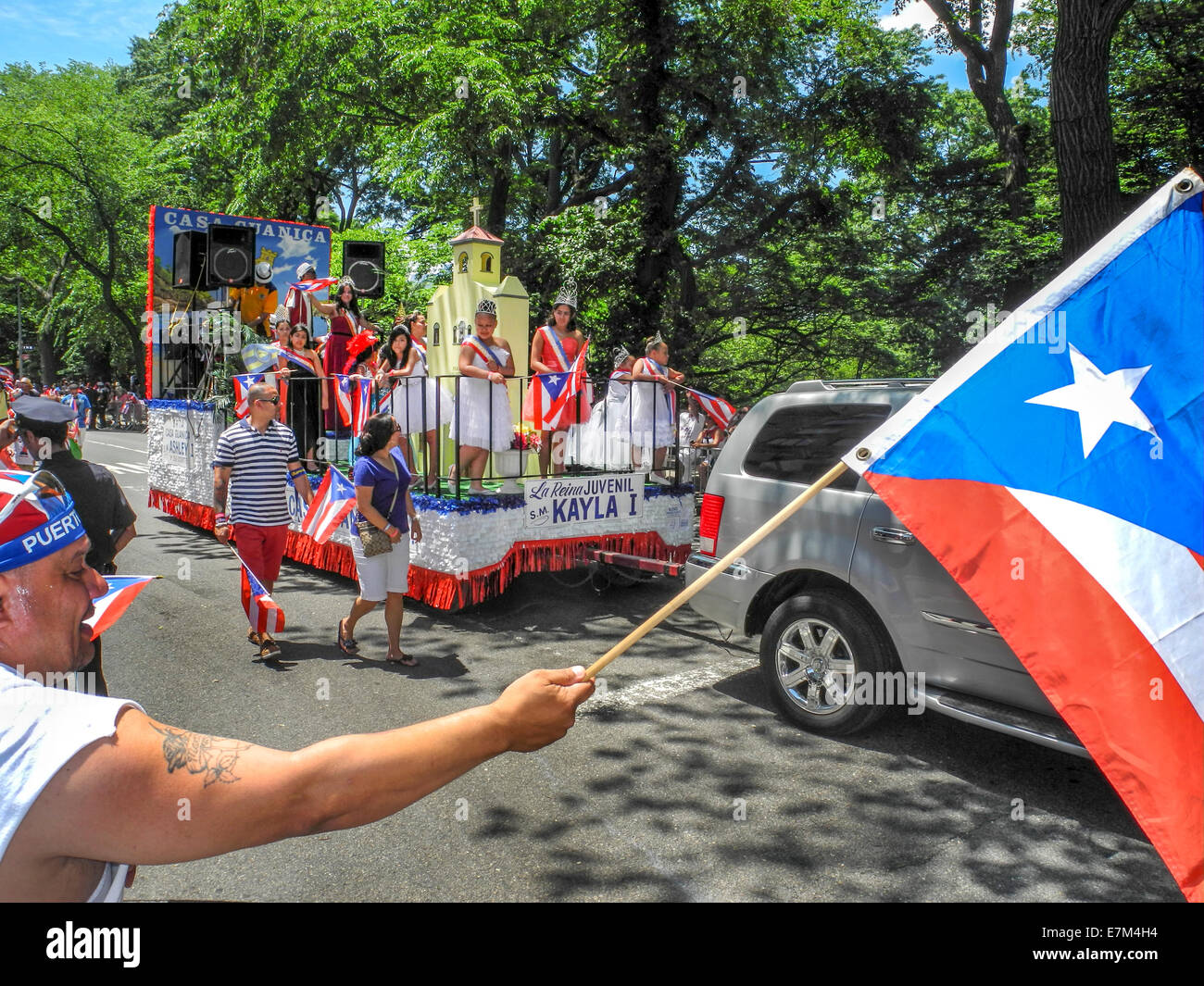 Il New York Puerto Rican Day parade orgogliosamente marchigiano fino alla Fifth Avenue su una giornata di primavera a Manhattan, New York City. Nota Puerto Rican di bandiera e la flottazione. Foto Stock