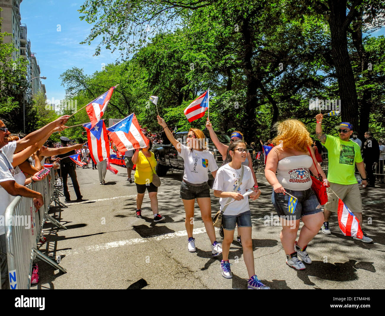 Il New York Puerto Rican Day parade orgogliosamente marchigiano fino alla Fifth Avenue su una giornata di primavera a Manhattan, New York City. Nota Puerto Rican bandiere. Foto Stock