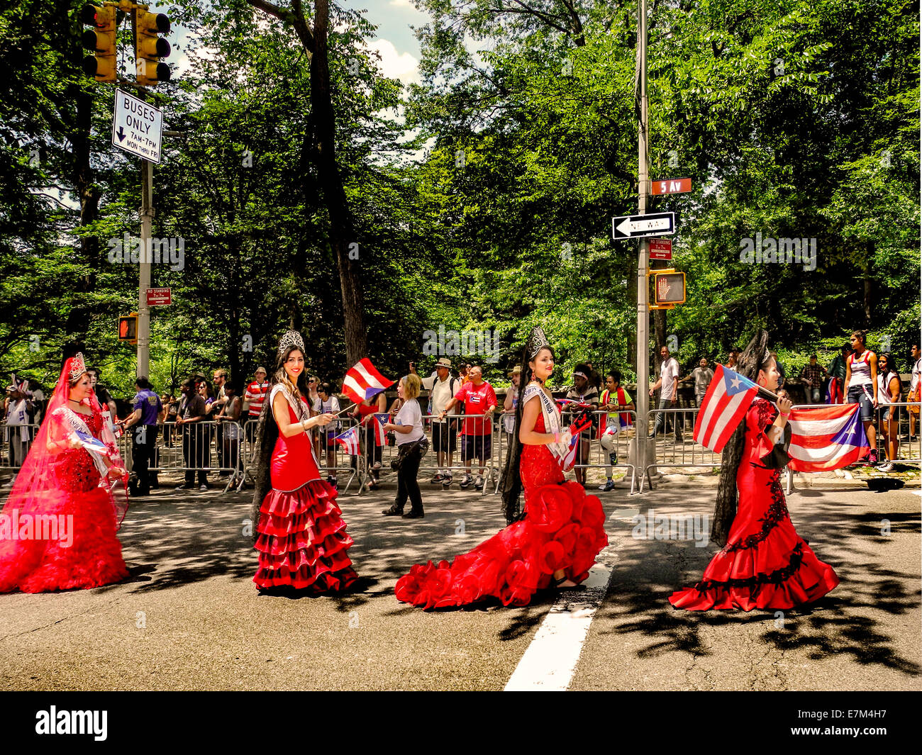 Tradizionalmente condita giovani donne marzo orgogliosamente fino alla Fifth Avenue in New York il Puerto Rican parata del giorno su una giornata di primavera a Manhattan, New York City. Nota Puerto Rican bandiere. Foto Stock