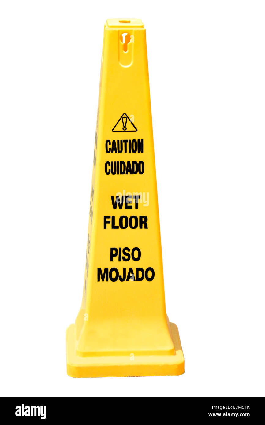 Cono giallo cautioning per pavimento bagnato in inglese e in spagnolo isolato su bianco Foto Stock