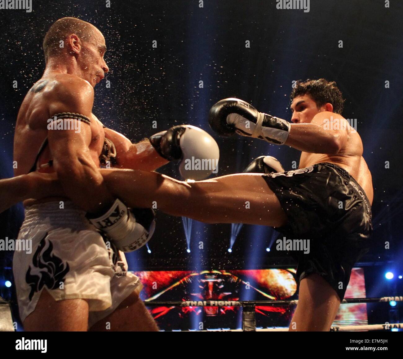 La città di Ho Chi Minh, Vietnam. Xx Settembre, 2014. Antoine Pinto (R) della Francia compete durante il 72kg categoria del Thai lotta mondo battaglia del Vietnam presso il Phu Tho stadium di Ho Chi Minh City, Vietnam, Sett. 20, 2014. Antoine Pinto ha vinto il gioco. Credito: Nguyen Le Huyen/Xinhua/Alamy Live News Foto Stock