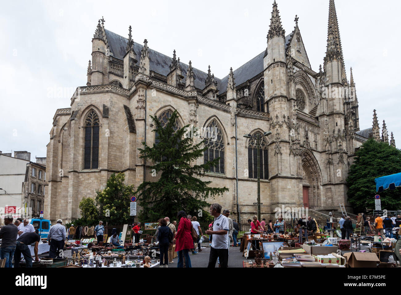 Le persone in cerca di tesori alla strada del mercato, la Cattedrale di Saint Michel, Bordeaux Francia Foto Stock