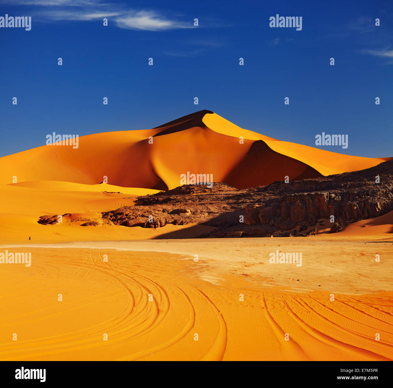 Dune di sabbia nel deserto del Sahara al tramonto, Tadrart, Algeria Foto Stock