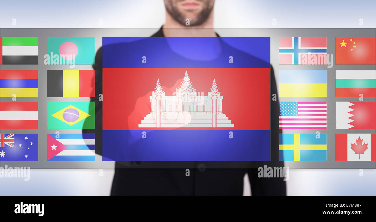 Mano che spinge su una interfaccia touch screen, scegliendo la lingua o il paese, Cambogia Foto Stock