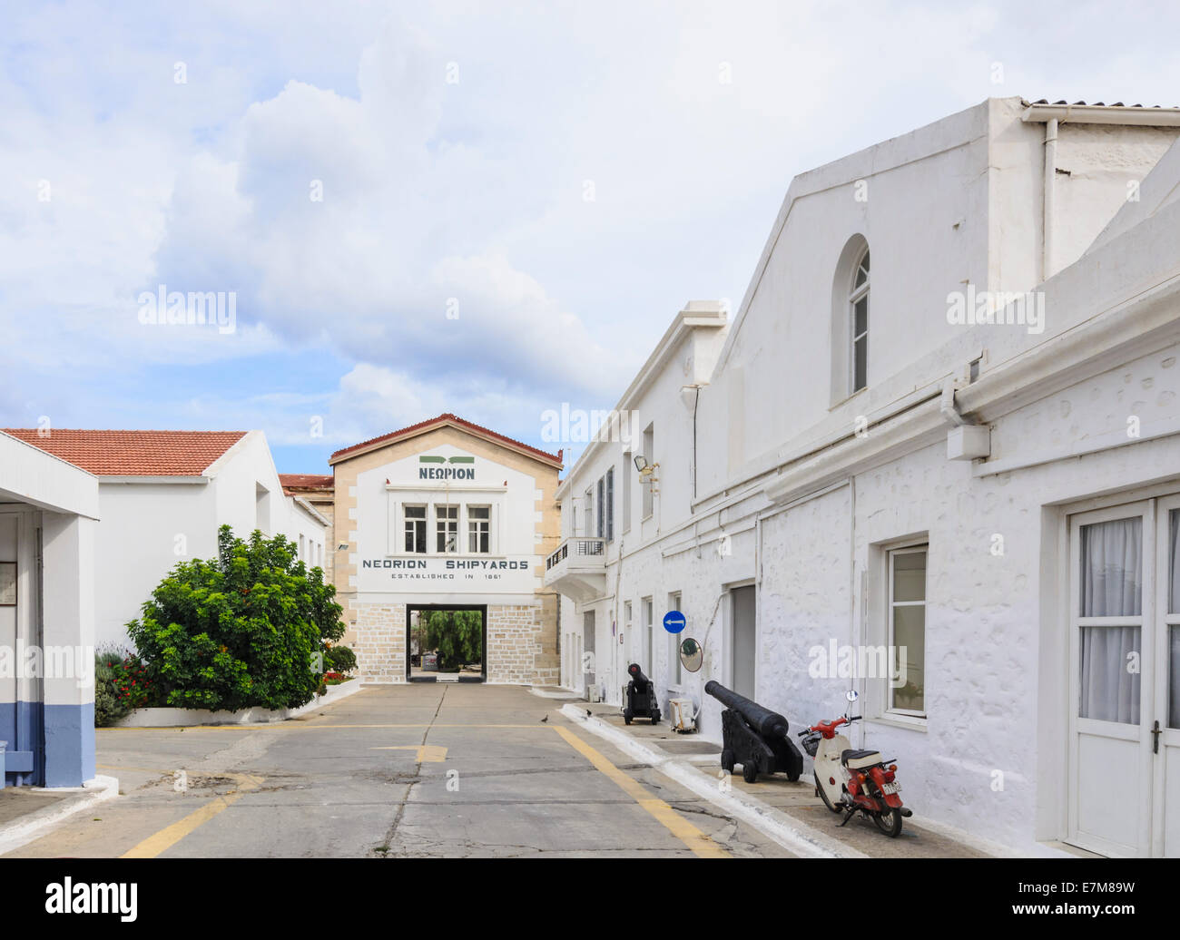 Gli edifici di vecchia costruzione in cantieri navali Neorion, Ermoupolis, Syros Island, Grecia Foto Stock