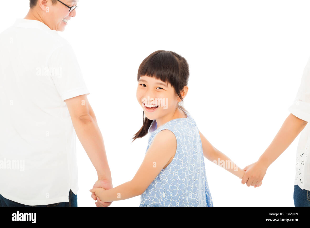 Felice bambina tenere le mani dei genitori e sorridente . isolato su sfondo bianco Foto Stock