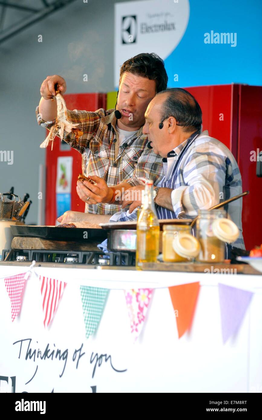 Jamie Oliver e Gennaro Contaldo demo di cottura nella grande cucina alla big feastival detenuti presso Alex James?? Agriturismo vicino a Kingham, O Foto Stock