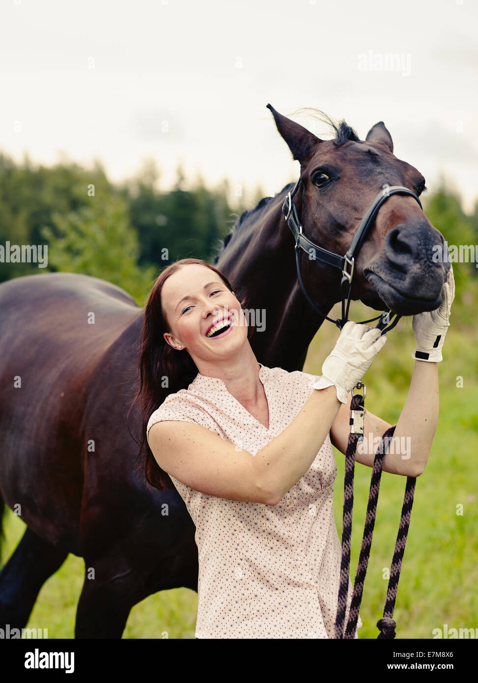 Donna attraente e cavallo nel campo, croce immagine elaborata Foto Stock