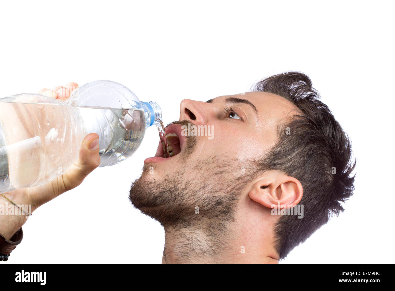 Ritratto di giovane uomo acqua potabile dalla bottiglia isolato su sfondo bianco Foto Stock