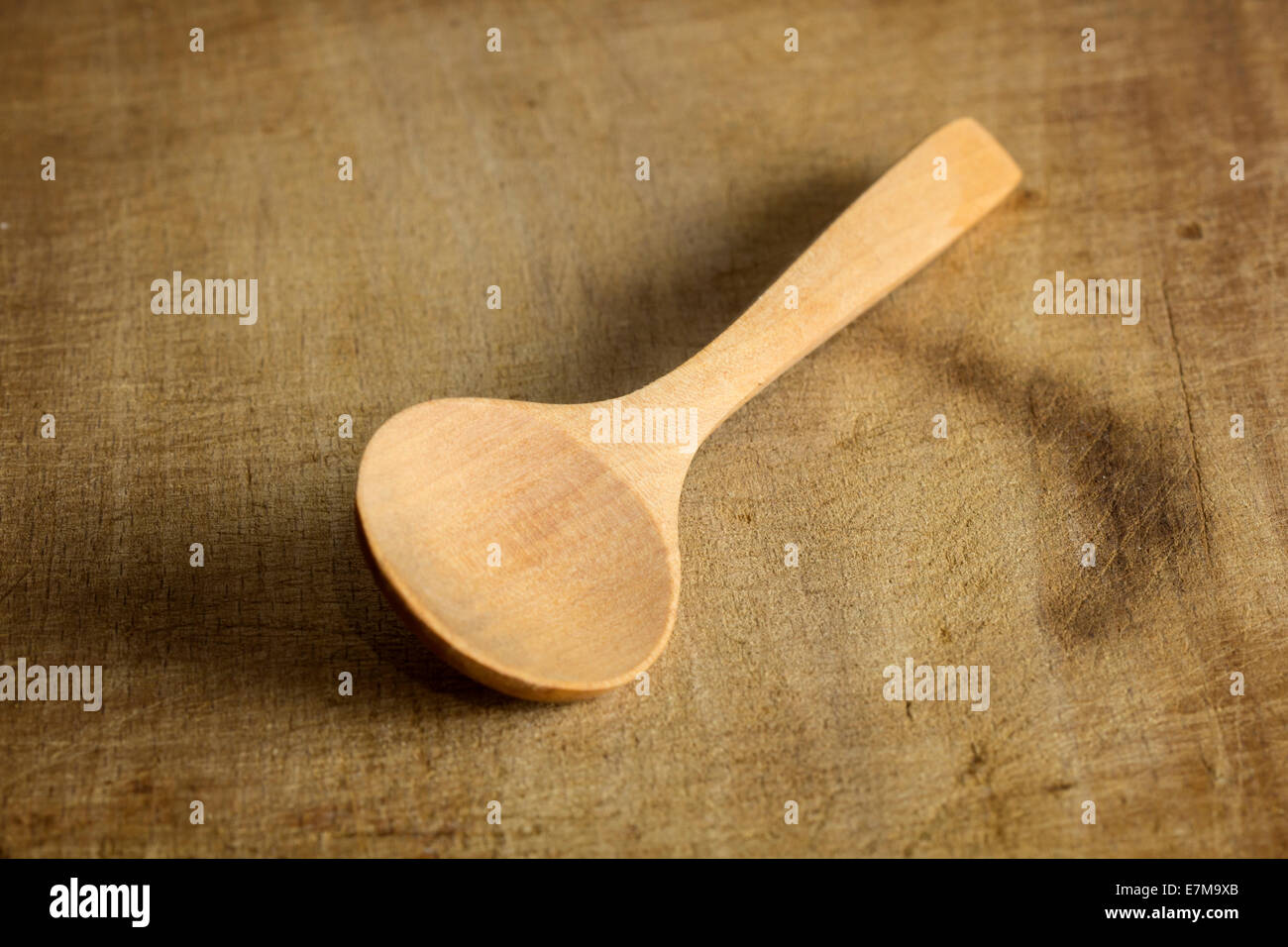 Cucchiaio di legno su uno sfondo di legno. Messa a fuoco selettiva Foto Stock