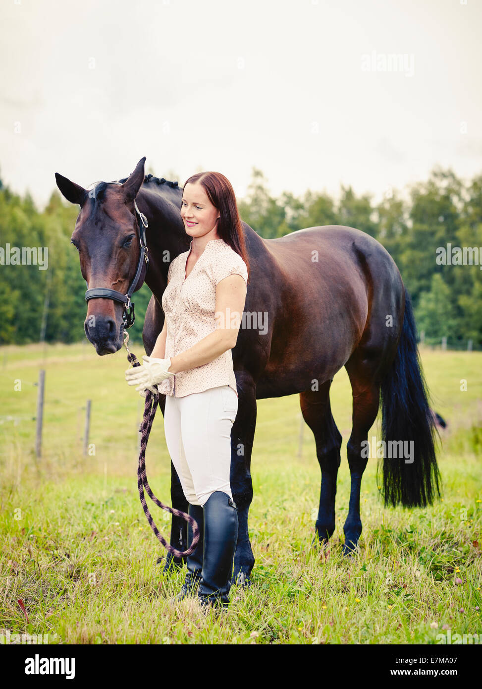 Donna attraente e cavallo nel campo, croce immagine elaborata Foto Stock