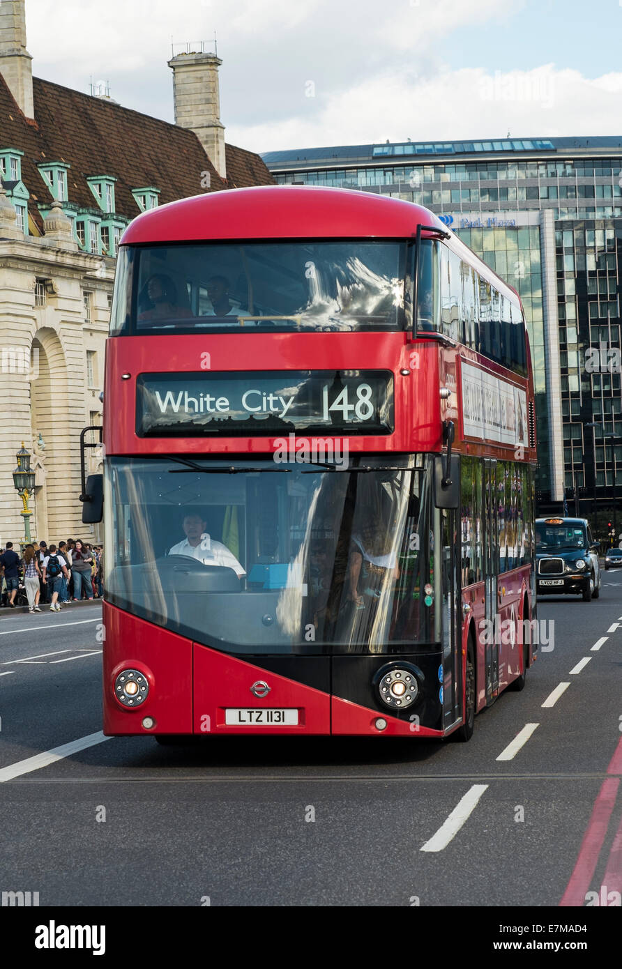 Nuovo autobus per Londra attraversa il Westminster Bridge verso il parlamento Foto Stock