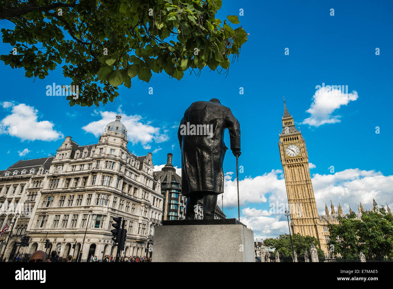 Statua di Winston Churchill in piazza del Parlamento con la torre di Elizabeth e il Parlamento dietro Foto Stock