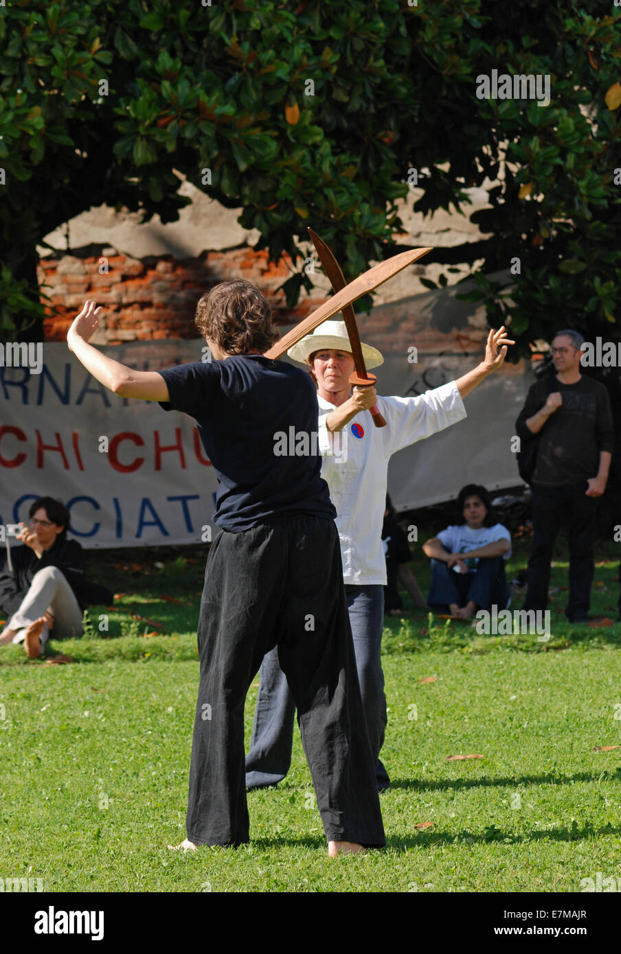 Tai Chi con la spada di classe nel parco, Italia Foto Stock