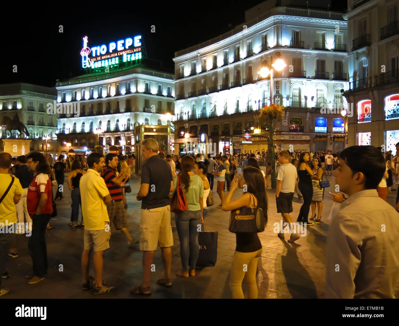 Puerta del Sol di Madrid di notte Foto Stock