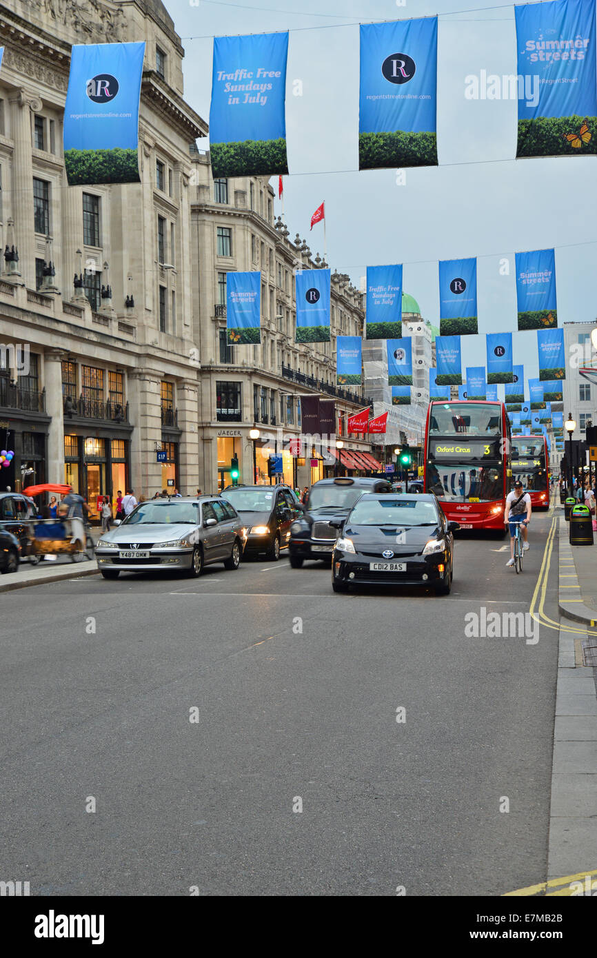 Il traffico in Regent Street London Regno Unito Foto Stock