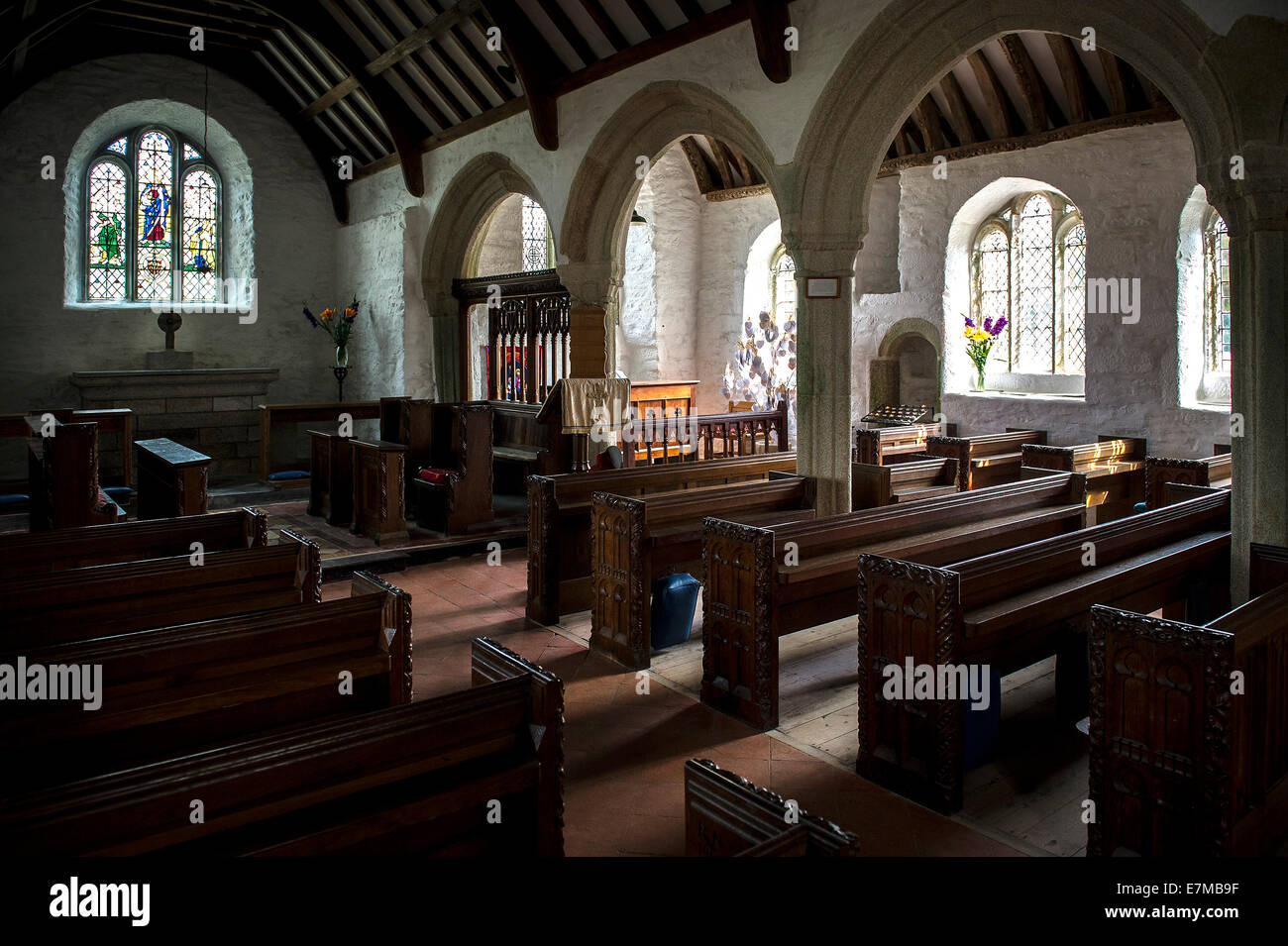 L'interno di St Winwaloe chiesa vicino Gunwalloe Cove in Cornovaglia Foto Stock