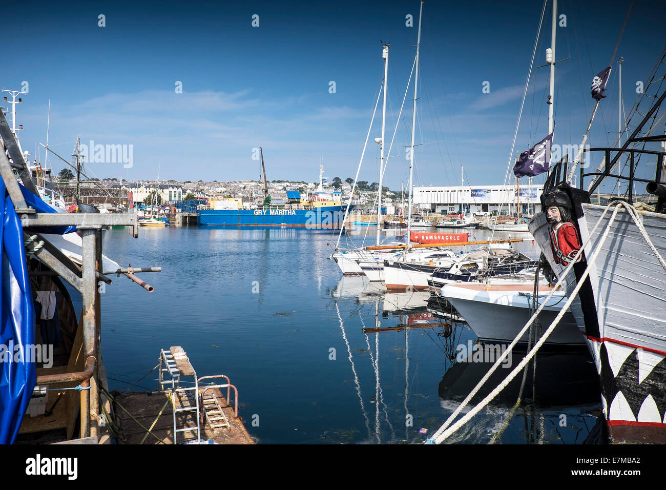 Navi e imbarcazioni ormeggiate nella Darsena di Penzance Harbour. Foto Stock