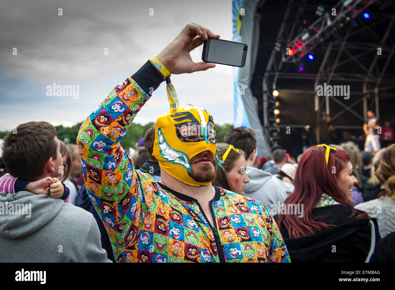 Un festivalgoer indossa una maschera Luchador presso il Festival Brownstock in Essex. Foto Stock