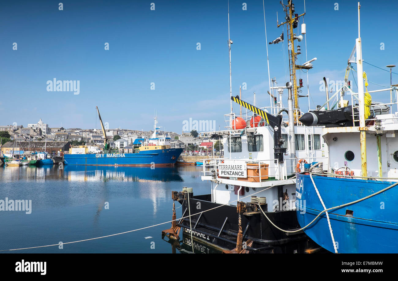 Navi e imbarcazioni ormeggiate nella Darsena di Penzance Harbour. Foto Stock