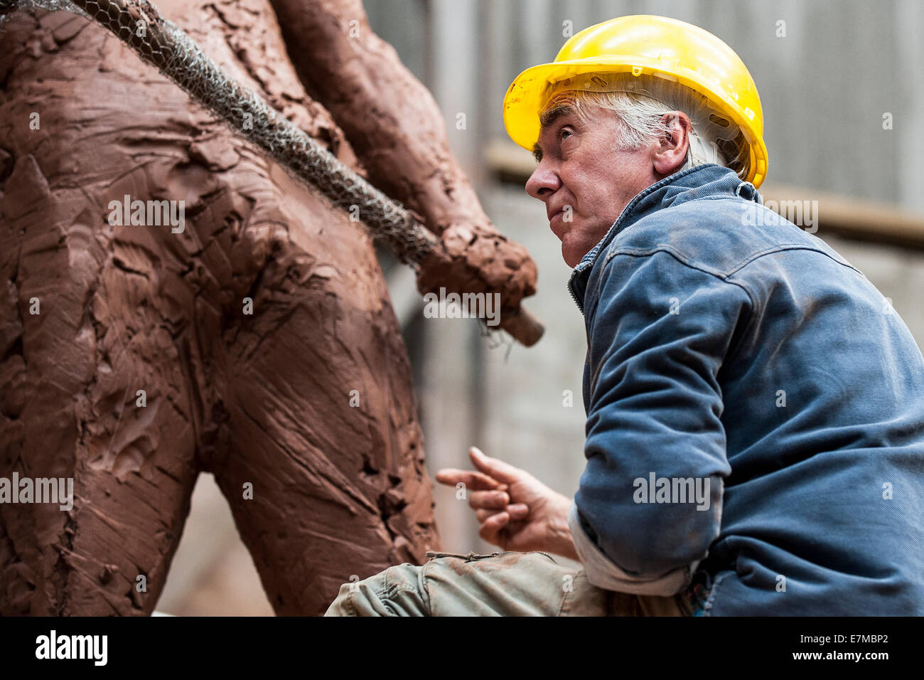 Colin Caffell, uno scultore al lavoro sul suo stagno Mining Memorial Sculpture. Foto Stock