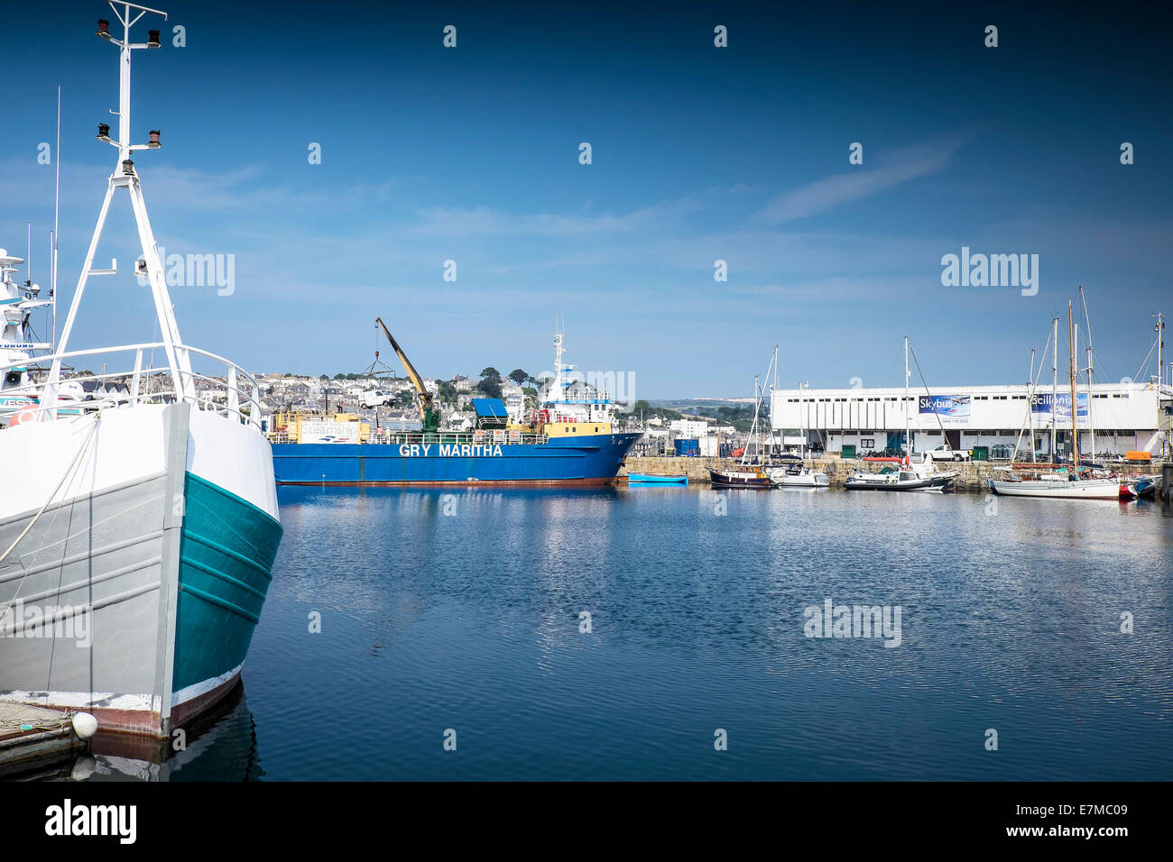 La Gry Maritha e varie barche ormeggiate nella Darsena di Penzance Harbour. Foto Stock