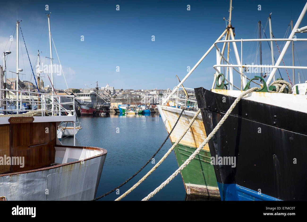 Navi e imbarcazioni ormeggiate nella Darsena di Penzance. Foto Stock