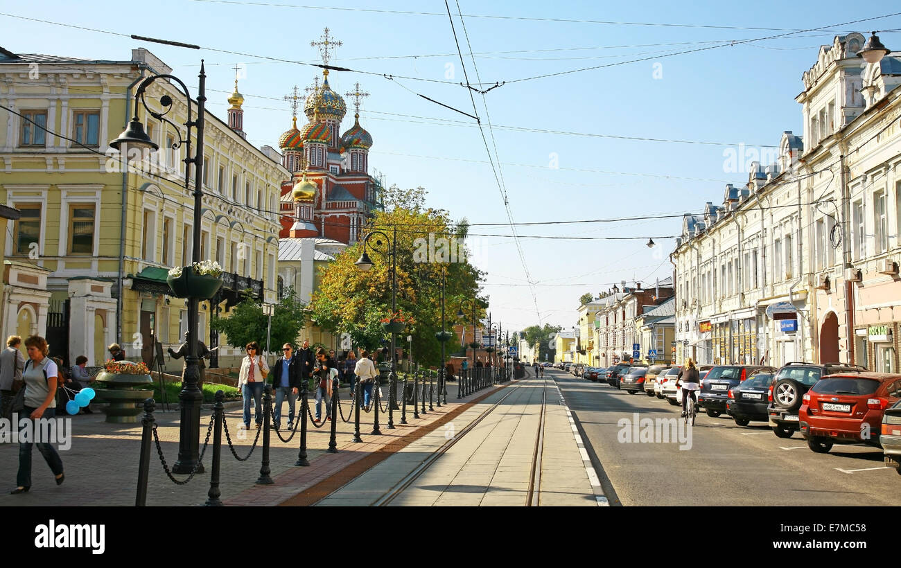Presso la piazza Markina avrà inizio IV festival annuale Rozhdestvenskaya Street. La gente va in vacanza nelle prime ore del mattino. Foto Stock