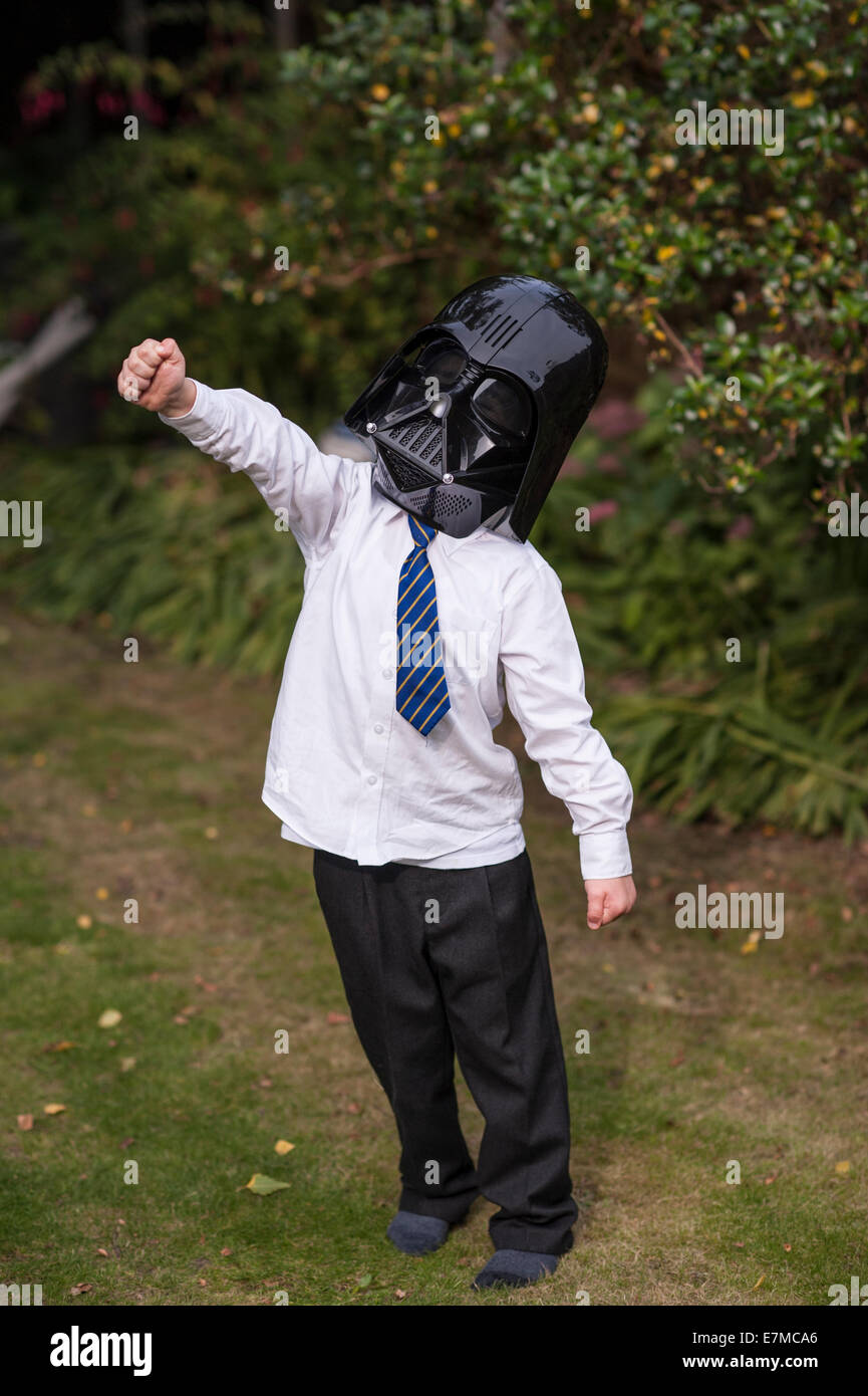 Bambino indossando Darth Vader casco Foto Stock