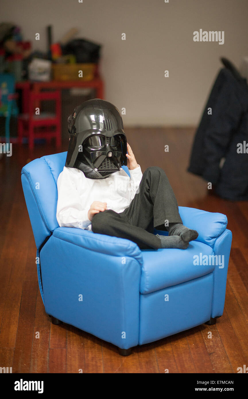 Bambino indossando Darth Vader casco Foto stock - Alamy