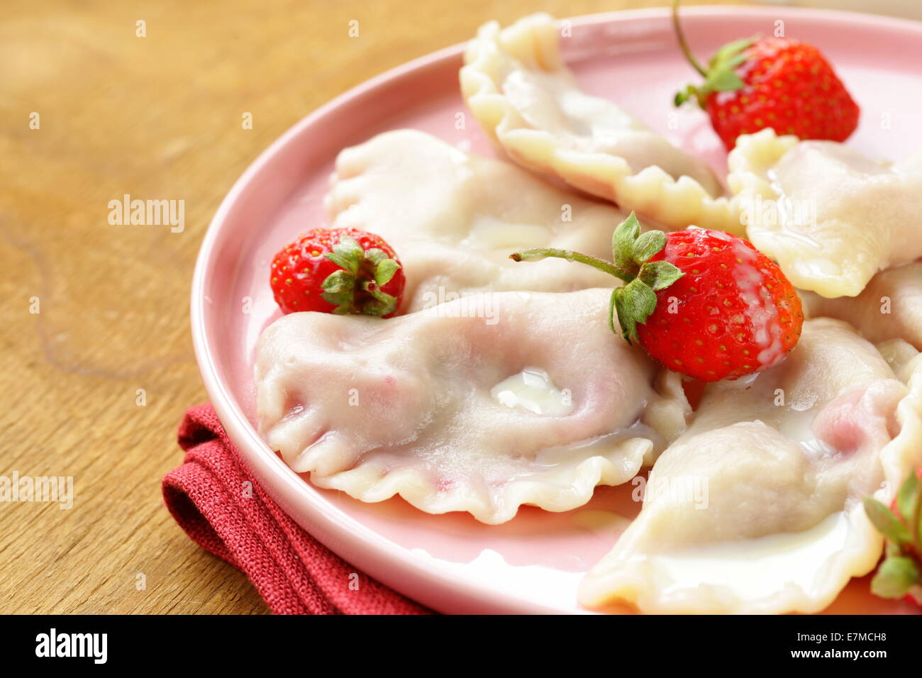 Gnocchi di patate con frutti di bosco e salsa panna con fragole fresche Foto Stock