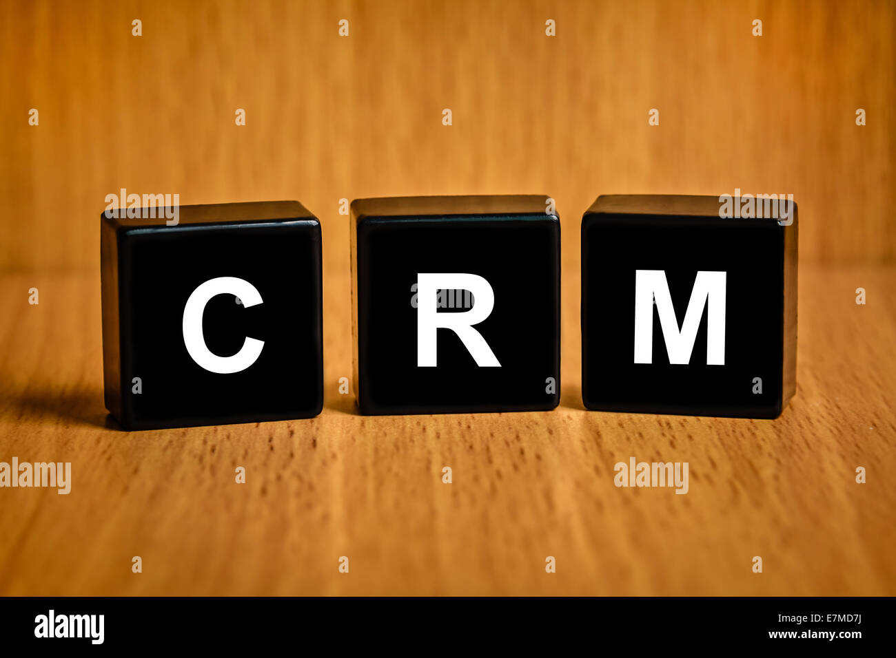 Il CRM o Customer relationship management testo sul blocco nero Foto Stock