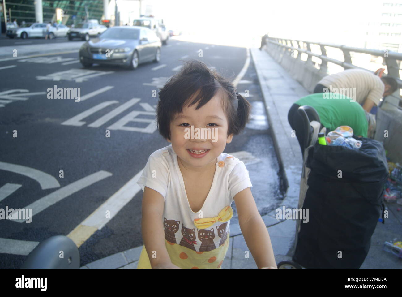 Con i nonni la raccolta dei rifiuti bambina in Cina Foto Stock