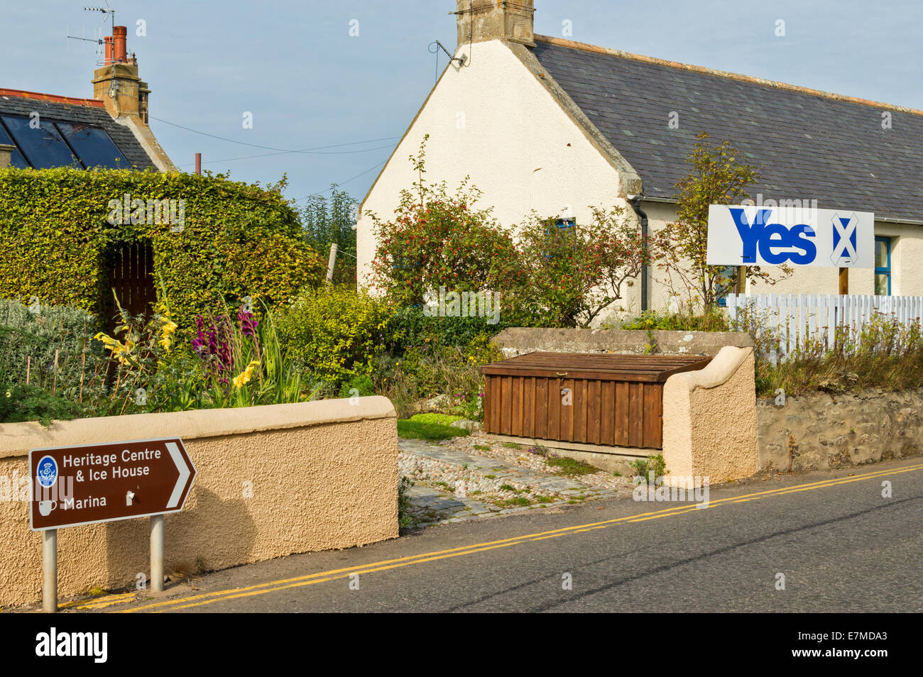 FINDHORN VILLAGE vicino a Forres Scotland House con grandi votare sì firmare per il referendum scozzese 2014 Foto Stock