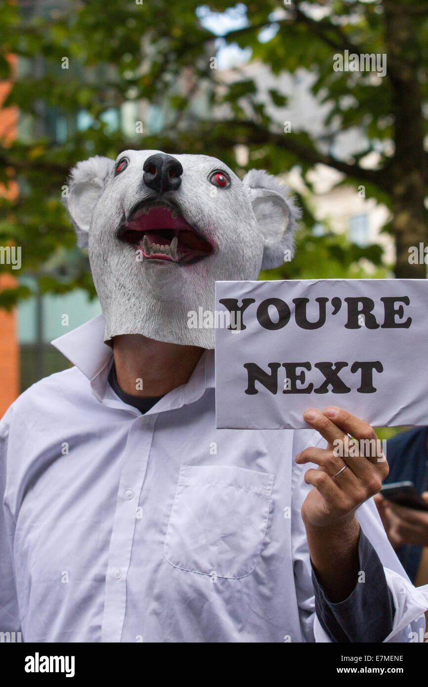 'Your Next' Mascotte, cartelli e striscioni dell'Orso polare al rally e lobby del Frack Free Greater Manchester della Conferenza del Partito del lavoro di Manchester. Una marcia dai Piccadilly Gardens per chiedere un’azione sul cambiamento climatico. Frack Free Greater Manchester si aspetta che il raduno della ribellione di estinzione sia il più grande raduno contro il fracking nel Regno Unito. Foto Stock