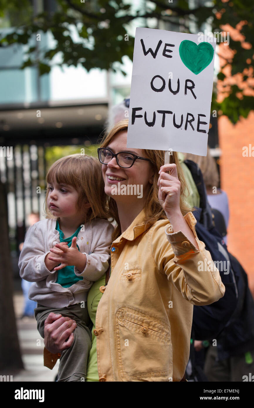 Manchester, Regno Unito 21 Settembre, UK. "Amiamo il nostro futuro " poster a l frack libera Greater Manchester il rally e la lobby del partito laburista conferenza di Manchester. Un marzo da Piccadilly Gardens in solidarietà con le centinaia di migliaia di persone previsto per marzo a New York, Londra e altre otto grandi città alla domanda di azione sul cambiamento climatico. Libera Frack Greater Manchester si attende l'estinzione della ribellione rally per essere il più grande raduno contro fracking NEL REGNO UNITO. Foto Stock