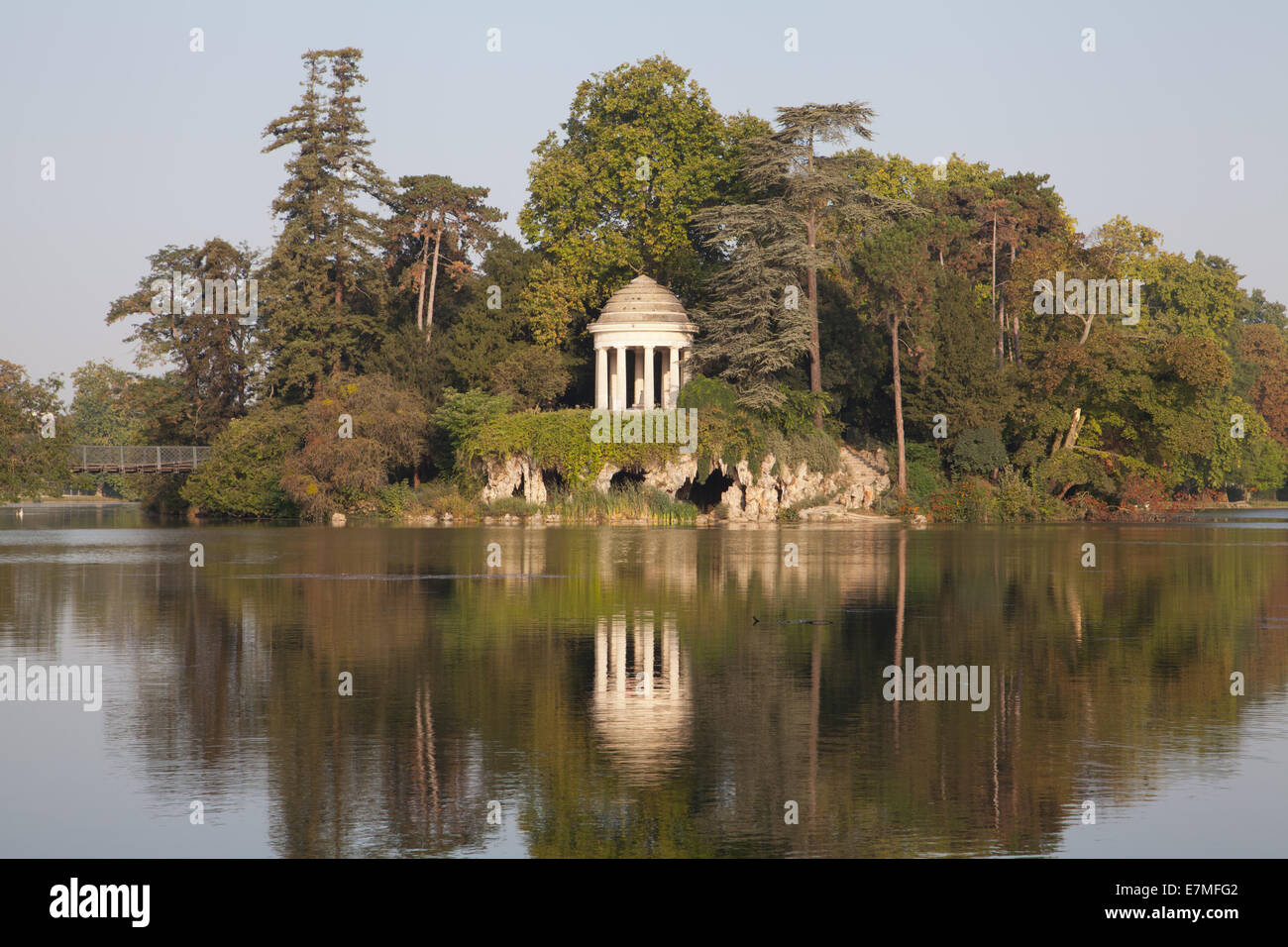 Vista del lago Daumesnil e romantico tempio dell amore sull'isola Reuilly, il Bois de Vincennes. Parigi, Francia. Foto Stock