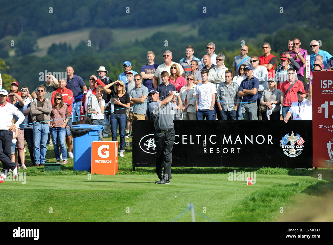 Gli ISP Handa Wales Open Golf giornata finale al The Celtic Manor Resort di Newport, Regno Unito. : Lee Westwood di Inghilterra tees off il 17th. Foto Stock