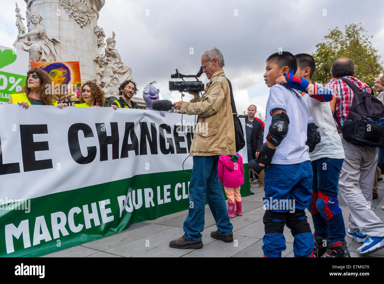 Parigi, Francia. Blogger/ videografo, dimostrazione ambientale di Ecologia dell'energia pubblica, protesta internazionale dell'attivista del cambiamento climatico delle Nazioni Unite di marzo, Rollerskating dei bambini cinesi, segno di protesta del clima, manifestazione della republique di parigi Foto Stock